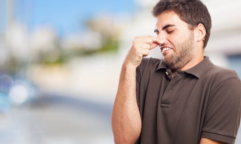 Корпоративный этикет: как сказать коллеге, что от него плохо пахнет?