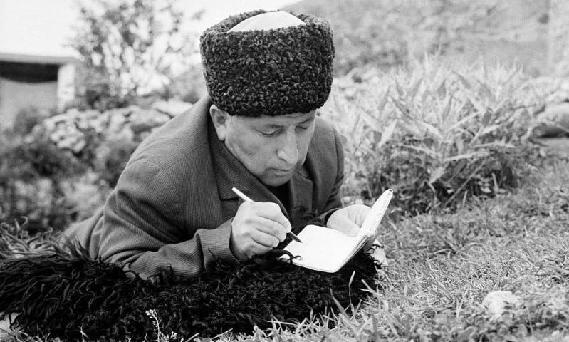 «Превратились в белых журавлей»: 100 лет со дня рождения Расула Гамзатова
