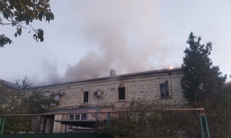 Крыша барака загорелась в Абрау-Дюрсо, огонь охватил 100 кв. метров