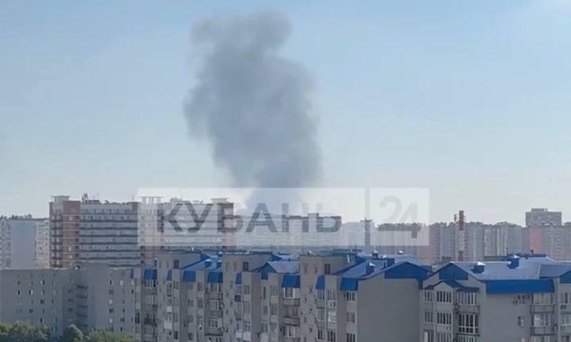 Одноэтажный склад загорелся на площади 700 кв. метров в промзоне Краснодара