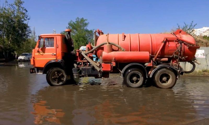 После аварии на водоводе на улице 9-й Тихой в Краснодаре затопило дорогу