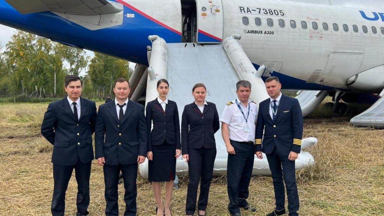 Мама посадившего в поле самолет «Сочи — Омск» летчика живет в Адлере - 12  сентября, 2023 Все новости, Общество «Кубань 24»