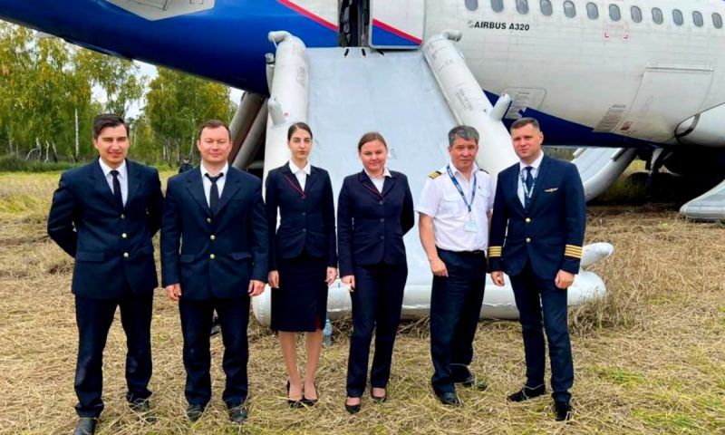 Самолет «Сочи — Омск» экстренно посадил в поле сочинец из династии летчиков