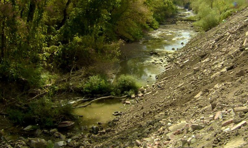 Жители Краснодара пожаловались на горы строительного мусора у берега реки Кубань