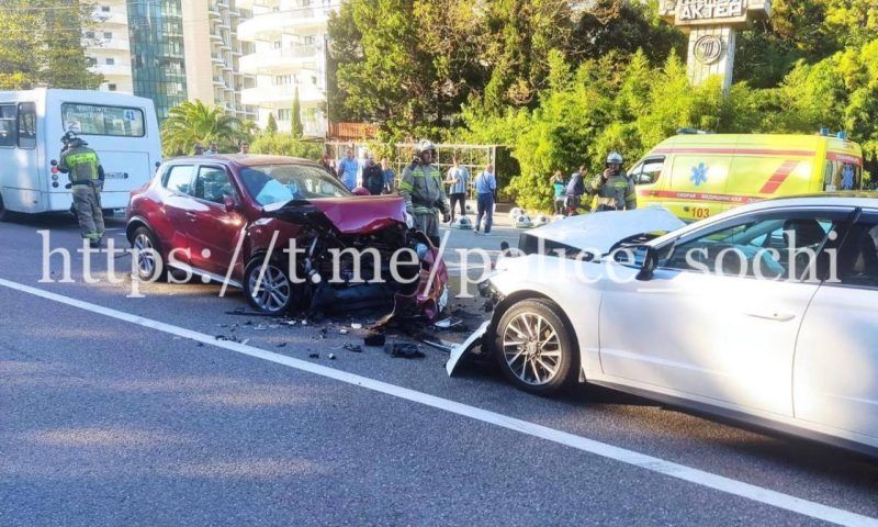 Два человека пострадали в ДТП с тремя иномарками на Курортном проспекте Сочи