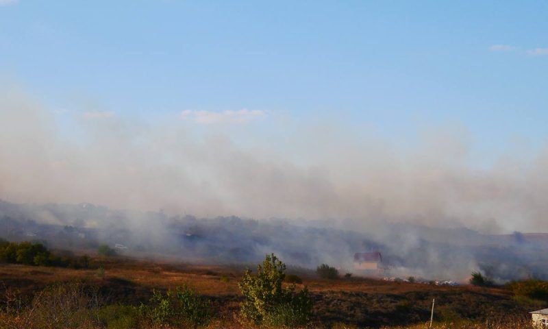 Площадь пожара из-за сухой травы в Анапе увеличилась до 2 тыс. кв. метров