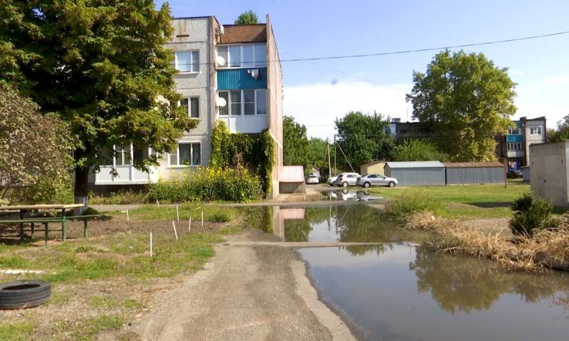 Жители станицы Крыловской пожаловались на многолетние проблемы с канализацией