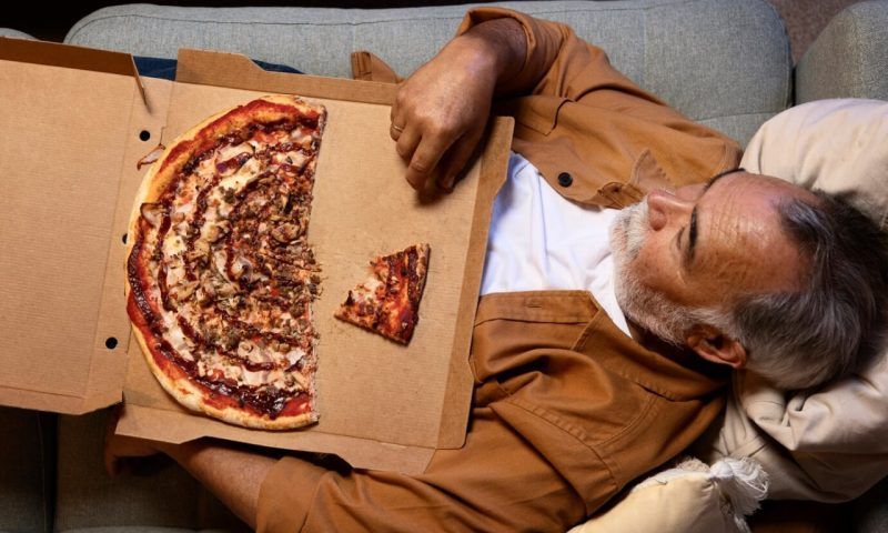 Гастроэнтеролог рассказал, почему пенсионерам нельзя солянку и пиццу