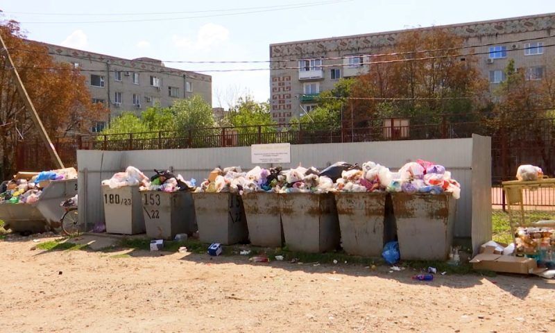 Жители пяти районов Кубани пожаловались на горы мусора под окнами и на обочинах