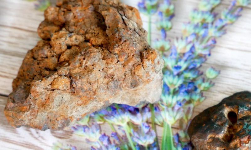 Житель Армавира нашел в гальке осколки метеорита