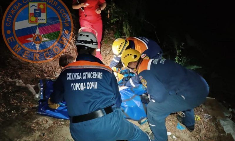 Спасатели эвакуировали со склона горы мальчика, который упал с тарзанки в Сочи