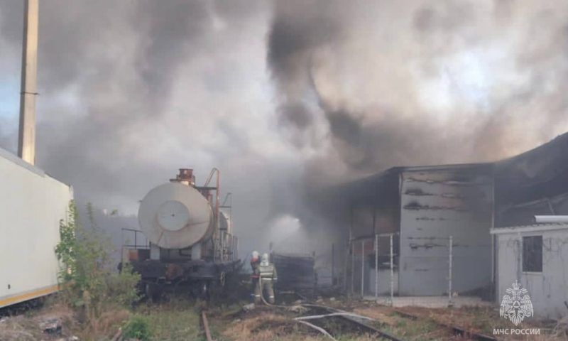 В Динском районе произошел пожар на складе, огонь охватил 1 тыс. кв. метров