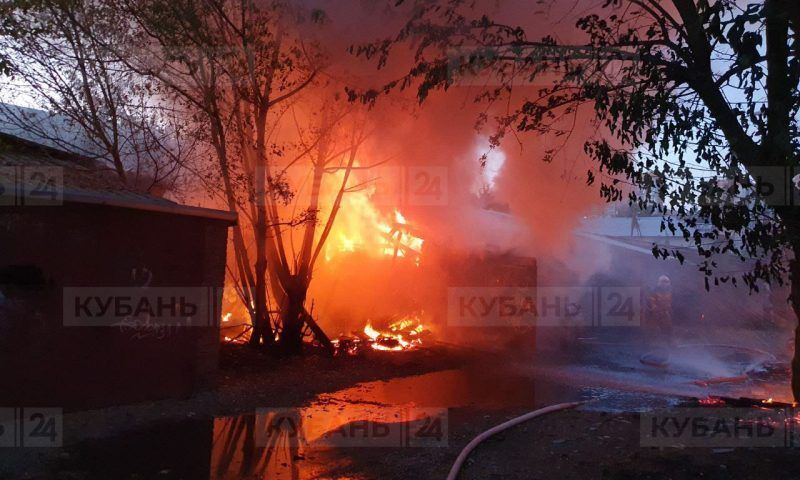 Гаражи загорелись на площади 200 кв. метров в Краснодаре