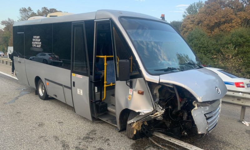 Пассажир заказного автобуса получил травмы в ДТП с Jaguar в Краснодарском крае