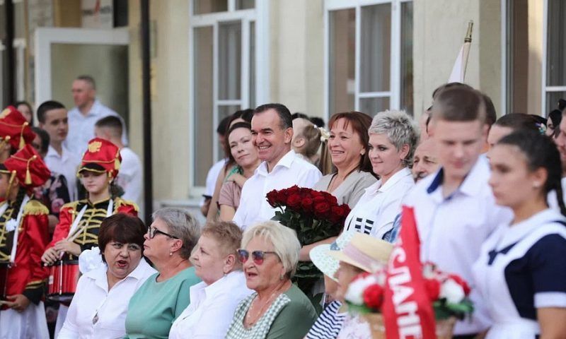 Глава Кубани вместе с семьей посетил праздничную линейку в школе станицы Динской