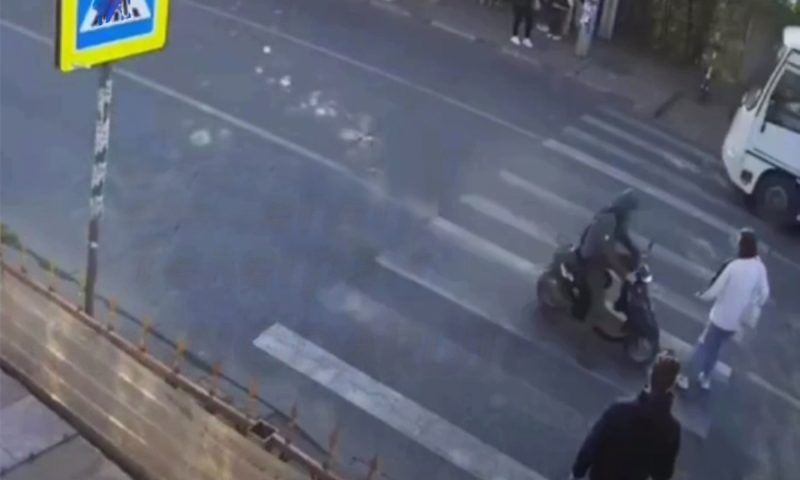 Сбившего девушку на пешеходном переходе мопедиста ищут в Краснодаре