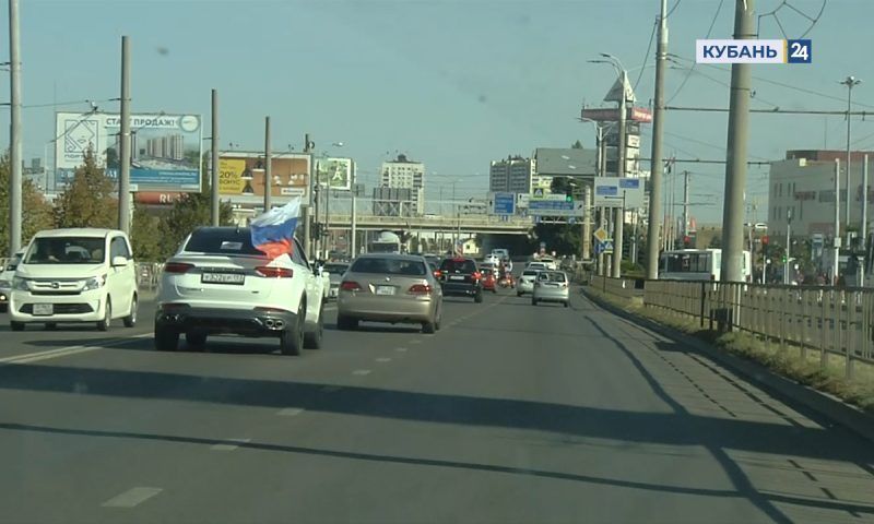 В Краснодаре в честь дня рождения президента РФ прошел автопробег