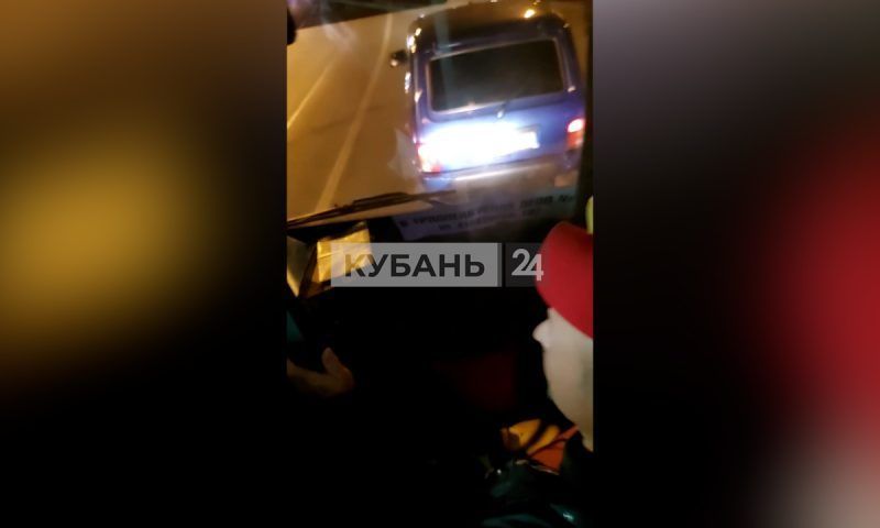 Мужчина заблокировал проезд троллейбусу и угрожал водителю в центре Краснодара