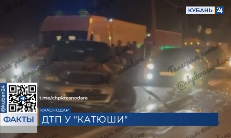ДТП с участием грузовика и двух иномарок перекрыло движение на Ростовском шоссе