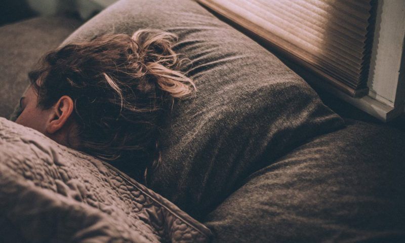 Бессознательные привычки: о чем говорят позы человека во время сна