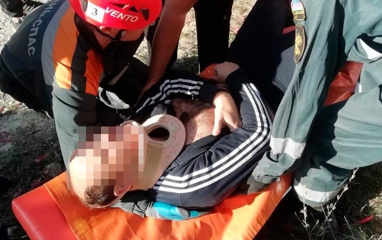 Спасатели эвакуировали мужчину, упавшего в ущелье в Мостовском районе