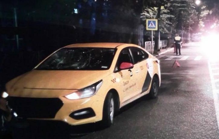 В Сочи таксист сбил школьника, ехавшего по переходу на электросамокате