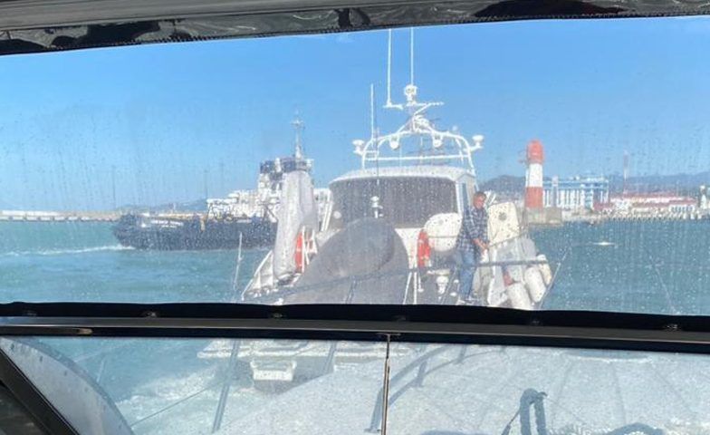 Тонущую яхту с людьми на борту отбуксировали к берегу спасатели в Сочи