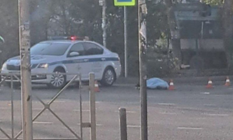 В Краснодаре мотоциклист насмерть сбил пешехода, переходившего дорогу на красный