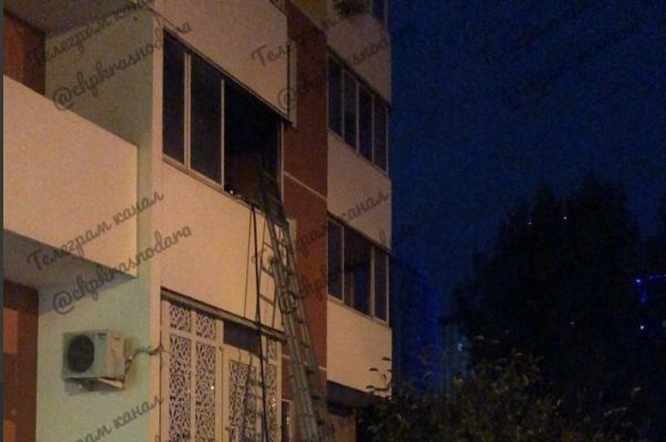 В Краснодаре произошел пожар на втором этаже многоквартирного дома