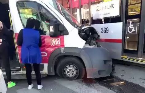 Пять человек обратились за медпомощью после ДТП трамвая и маршрутки в Краснодаре
