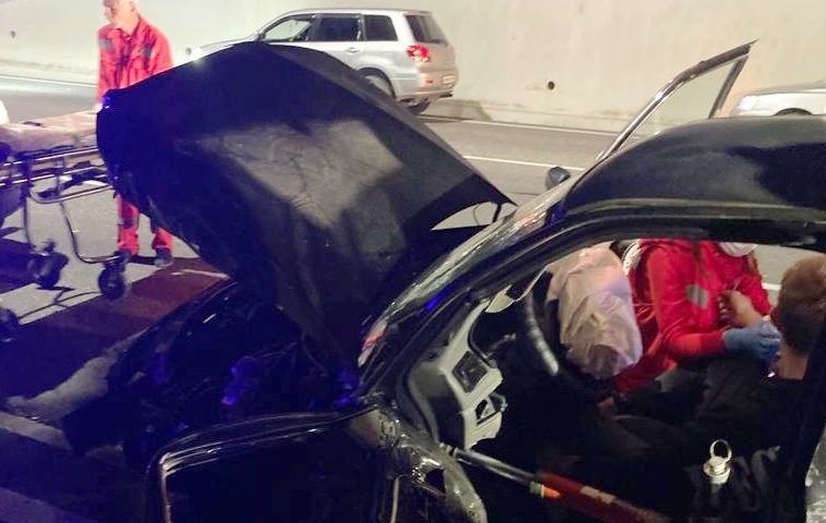 Водителя и пассажира достали из покореженной после ДТП машины спасатели в Сочи