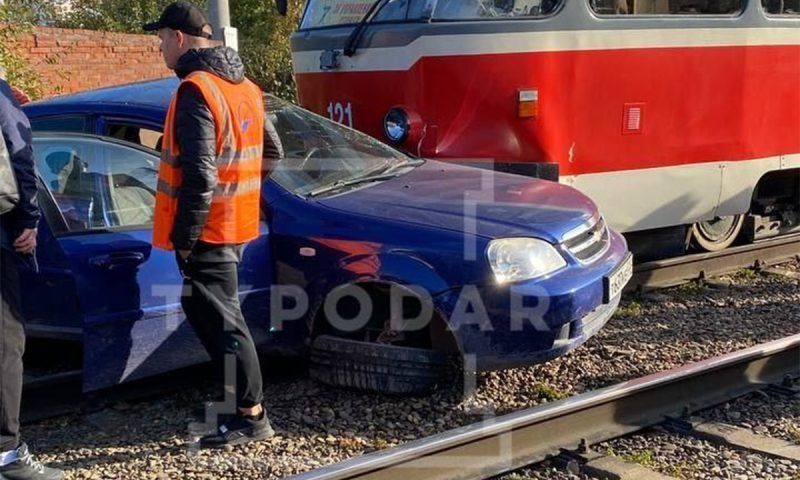 Трамвай врезался в попавшую на рельсы легковушку в Краснодаре