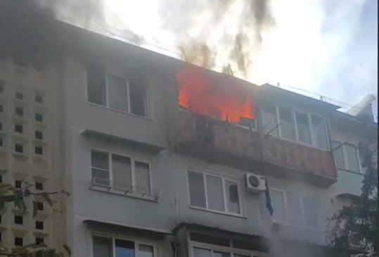 Около 50 человек эвакуировали из горящей многоэтажки в Сочи