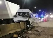 Пассажирский автобус врезался в ограждение на Кубани, пострадали 9 человек