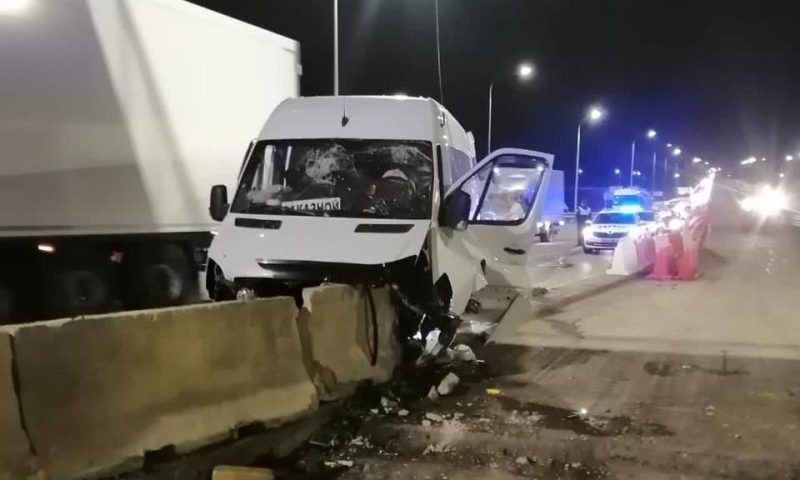 Пассажирский автобус врезался в ограждение на Кубани, пострадали 9 человек