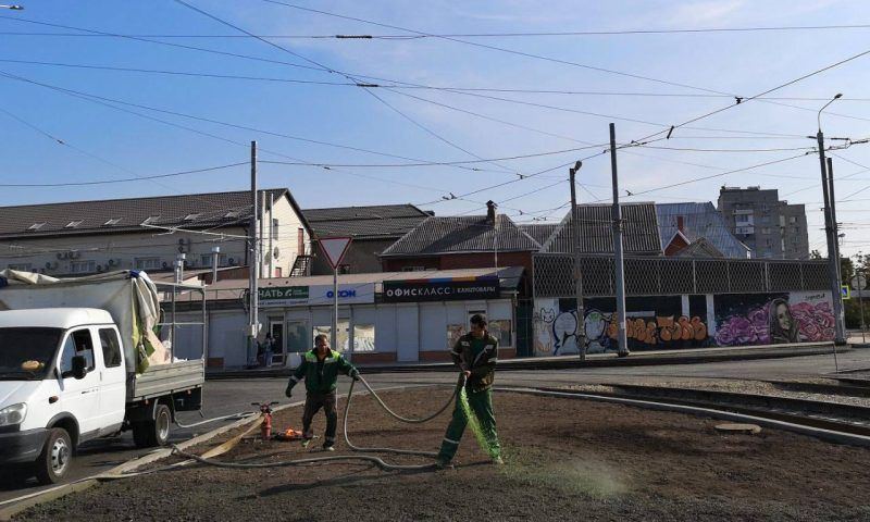 Вдоль нового трамвайного узла на Московской в Краснодаре высадили газон