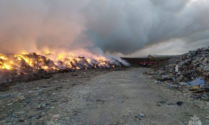 Роспотребнадзор проверит качество воздуха после пожара на полигоне в Полтавской