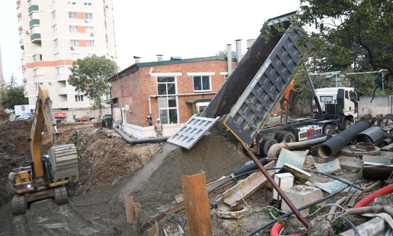 В Краснодаре во время ремонта сетей канализации подмыло стену котлована