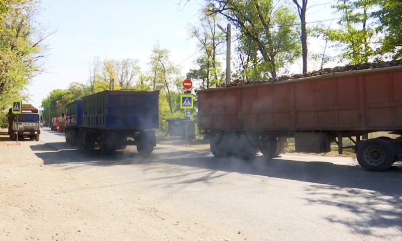 Жители станицы Ленинградской пожаловались на пробки из-за грузовиков