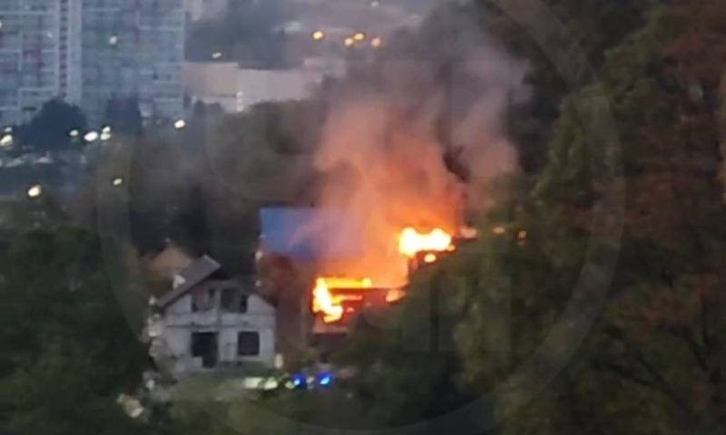 Два частных дома рано утром загорелись в Сочи