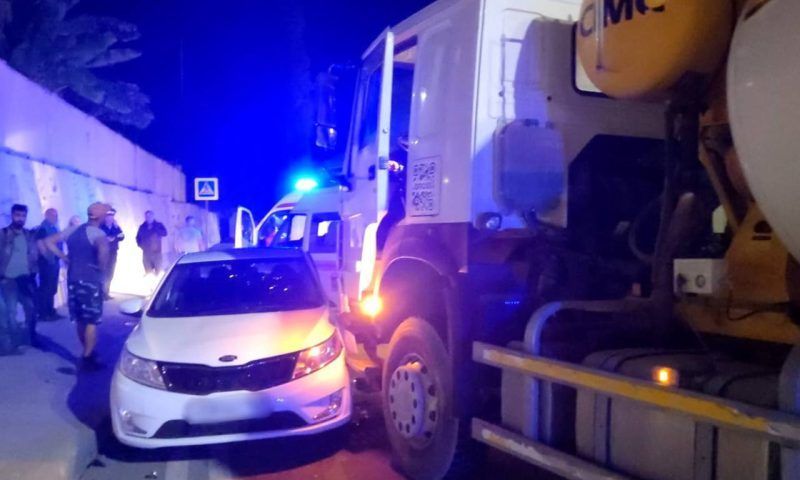 Двух человек «вырезали» спасатели из легковушки после аварии с грузовиком в Сочи