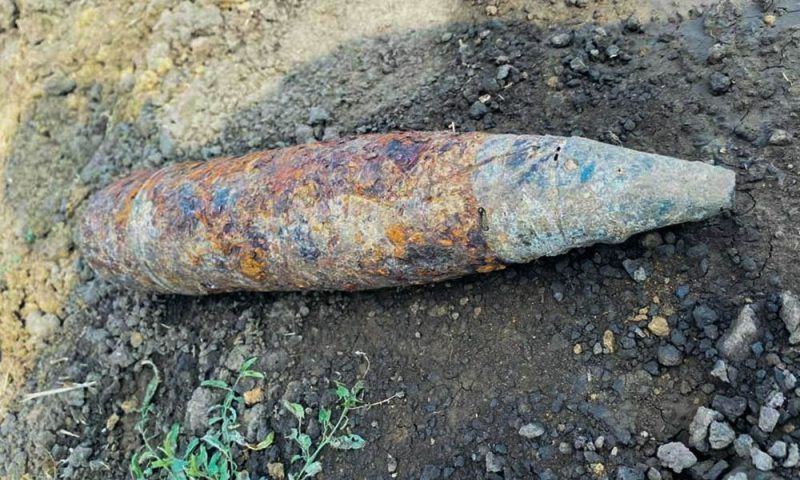Рабочие выкопали в полях на Кубани пять снарядов и мин времен войны