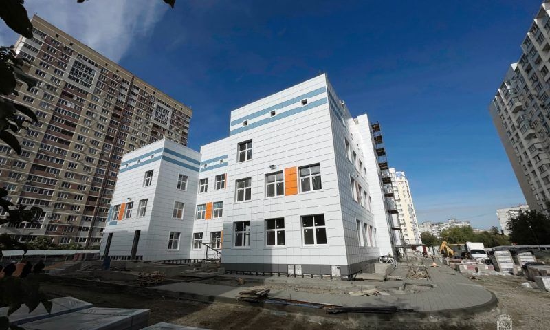 В Краснодаре установили лифты в строящейся детской поликлинике на Гидрострое