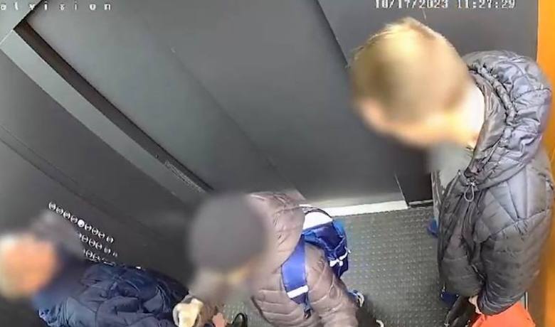Толкнувший особенного ребенка мужчина извинился перед семьей в Новороссийске
