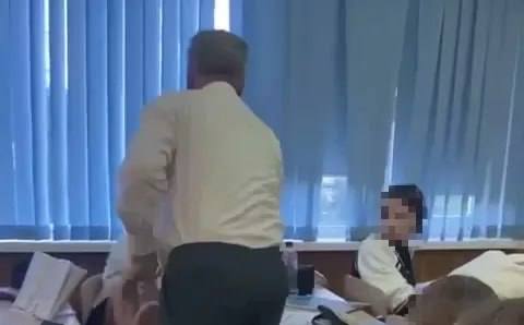 Учитель математики накинулся на школьницу из-за телефона в гимназии Краснодара