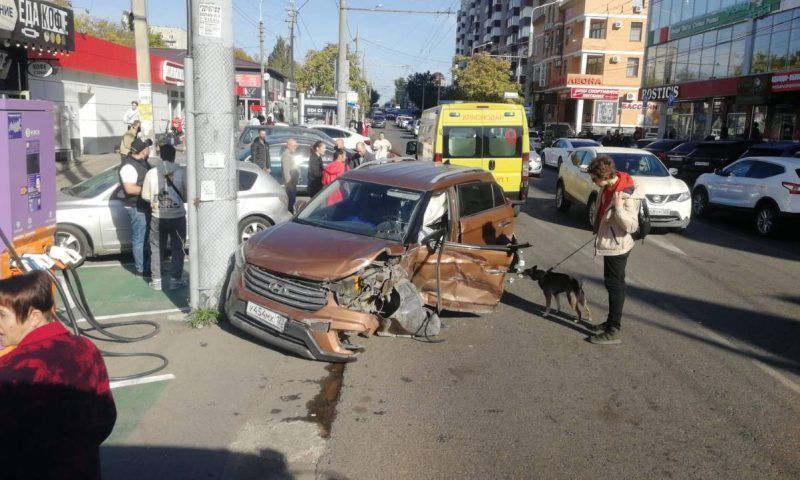 Водитель легковушки устроил массовое ДТП и сбил пешехода в Краснодаре