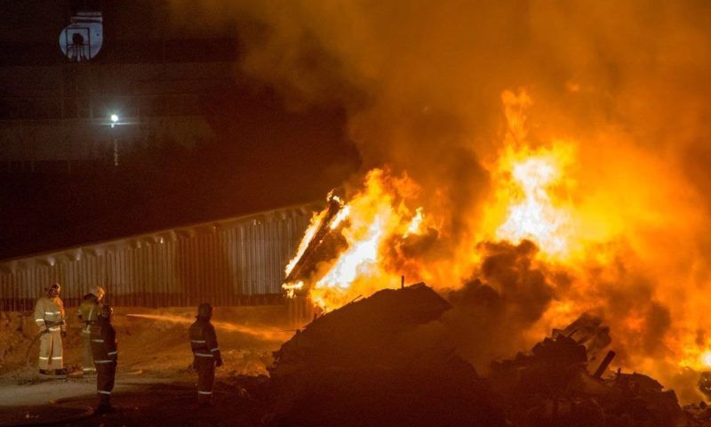 Загоревшиеся штабели досок 4 часа тушили в промзоне Новороссийска