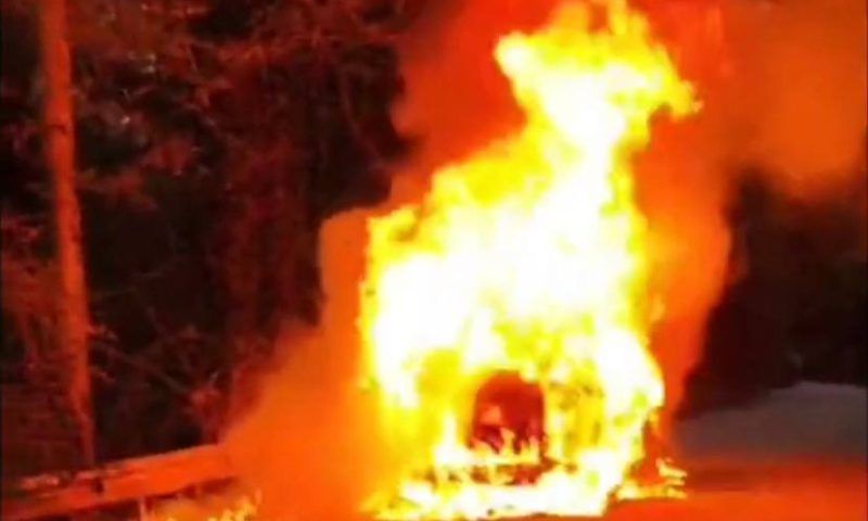 Экскурсионный автобус сгорел дотла по дороге на Большой Ахун в Сочи