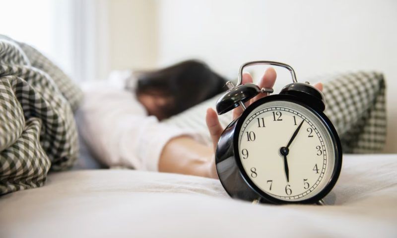Сомнолог Калинкин рассказал, почему нельзя всегда просыпаться по будильнику