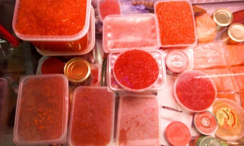 В магазинах РФ нашли около 200 тонн красной икры неустановленного происхождения
